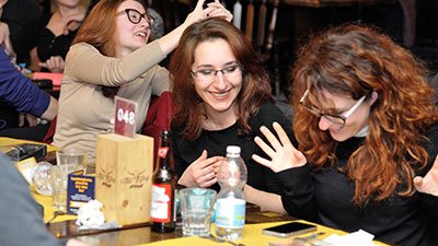amiche che giocano al pub o ristorante