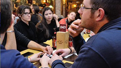 gruppo di amici che giocano al pub quiz