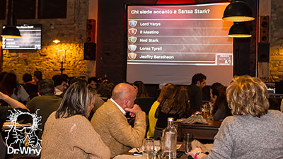 persone che giocano al ristorante
