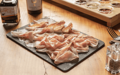 Tagliere di Mortadella DOP pronta per essere servita da Tigelleria Catania